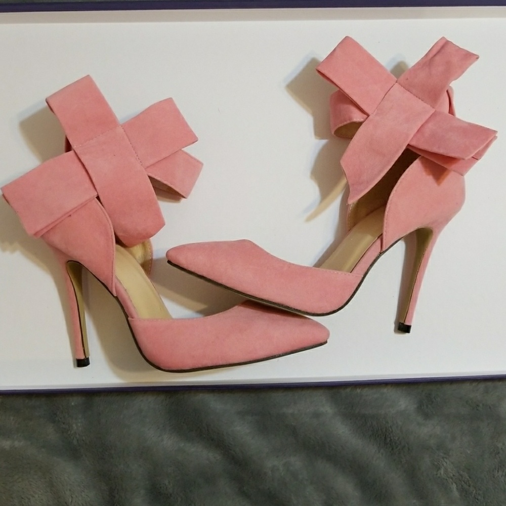 NEW! never worn pink heel